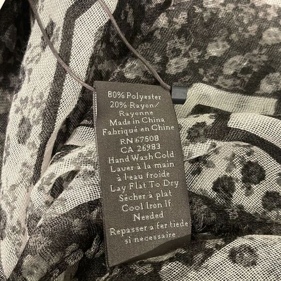 Vince camuto logo scarf black white gray NWT‎ - Picture 5 of 6